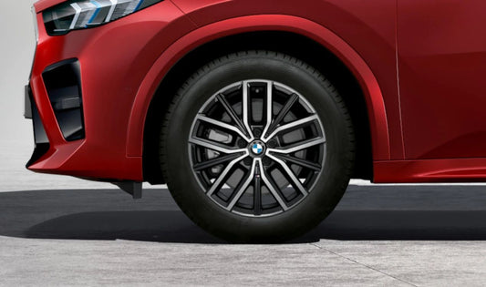 Juego de llantas completo 18" M Doble Radio 838 OEM 36115B5C3D3 para BMW X1 (U11) y X2 (U10) con neumáticos de verano. No compatible con frenos deportivos 18"/19". Original BMW.