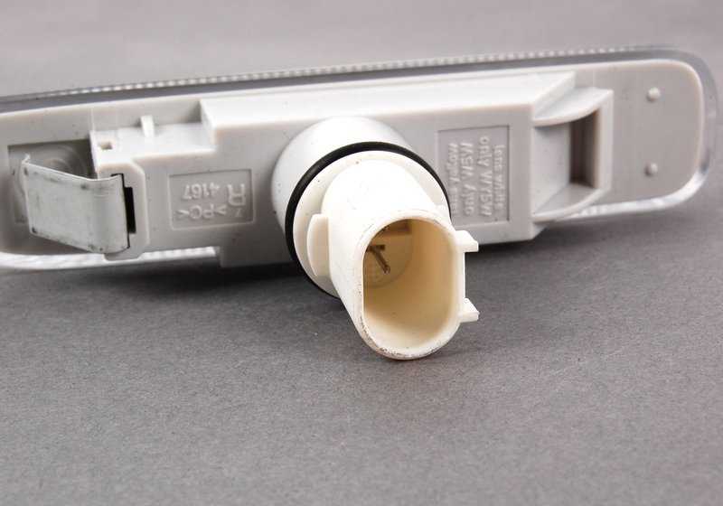 Indicador de dirección adicional derecho blanco OEM 63132228592 para BMW Serie 3 E46. Original BMW.