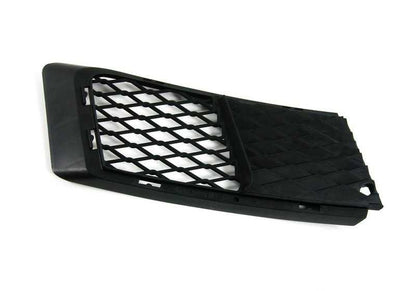 Aberto parcialmente a grade frontal esquerda OEM 51117154719 para BMW E92 e E93. BMW original.