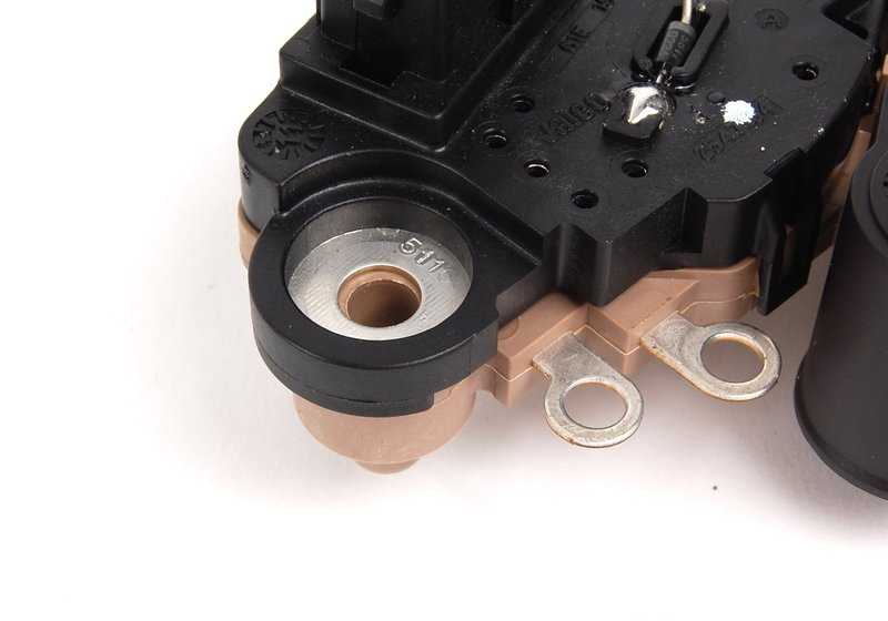 Regulador de alternador OEM 12311713839 para BMW E36, E46, E39, E38, E53, Z3. Recambio original BMW, ideal para reparar fallos de carga o batería en vehículos compatibles.