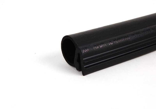 Das Produkt „**Abdichtung Frontklappe vorne**“ mit der Hersteller-Nr. **51713400365** ist ein Original-Bauteil von **BMW**, speziell passend für den **BMW X3 E83 / E83N**. Die Abdichtung sitzt vorne an der Motorhaube (Frontklappe) und verhindert