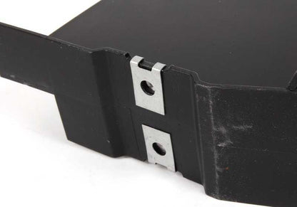 Soporte derecho para cubrecárter OEM 51713404140 para BMW E83. Original BMW.