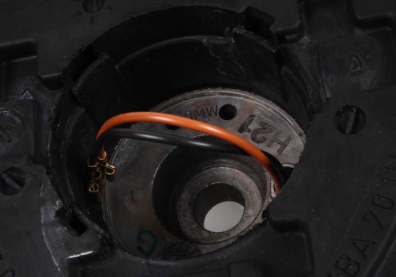 Volante deportivo M Technic negro OEM 32332226677 para BMW E32 y E34. Original BMW.