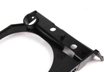 Soporte de faro antiniebla izquierdo OEM 51117891397 para BMW E90, E91. Original BMW.