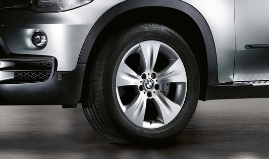 Wheels Wheels Design a stella 213 OEM 36116772247 per BMW X5 E70, E70N. BMW originale. 9x19 dimensioni ET48, colore argento riflesso. Adatto per l'asse anteriore o posteriore. È inclusa la tapa di torsione e boccola.
