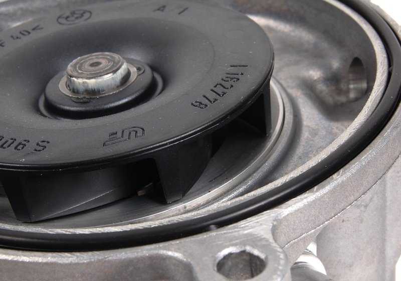 OEM Mechanische Wasserpumpe 11517586780 für BMW E65, E66. Original BMW.
