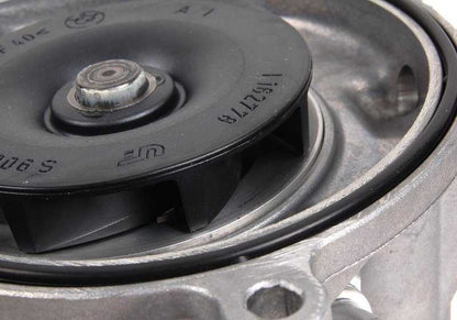 OEM Mechanische Wasserpumpe 11517586780 für BMW E65, E66. Original BMW.