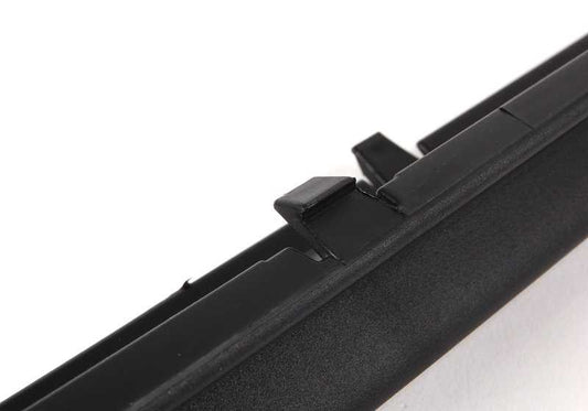 Embellista posteriore OEM 51128227570 per BMW E46 {316i, 318d} con motori N42, N46, M47, solo versioni con trazione posteriore. Adatto a modelli con cambiamento manuale o automatico. BMW originale BMW.