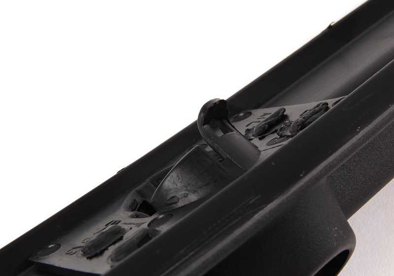 Embellecedor trasero OEM 51128227570 para BMW E46 {316i, 318d} con motores N42, N46, M47, solo versiones con tracción trasera. Apto para modelos con cambio manual o automático. Pieza original BMW.