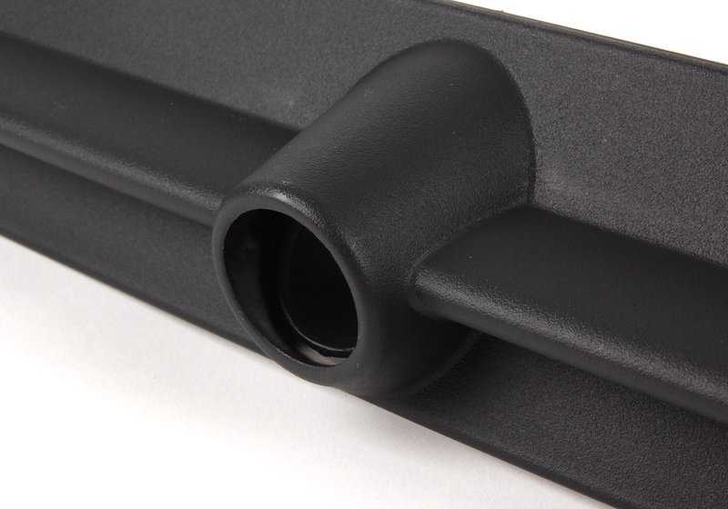 Embellecedor trasero OEM 51128227570 para BMW E46 {316i, 318d} con motores N42, N46, M47, solo versiones con tracción trasera. Apto para modelos con cambio manual o automático. Pieza original BMW.