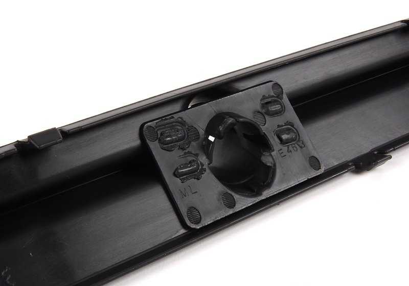 Embellecedor trasero OEM 51128227570 para BMW E46 {316i, 318d} con motores N42, N46, M47, solo versiones con tracción trasera. Apto para modelos con cambio manual o automático. Pieza original BMW.