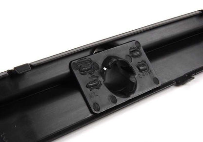 Embellecedor trasero OEM 51128227570 para BMW E46 {316i, 318d} con motores N42, N46, M47, solo versiones con tracción trasera. Apto para modelos con cambio manual o automático. Pieza original BMW.