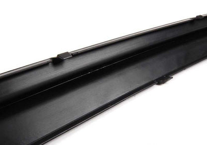 Embellecedor trasero OEM 51128227570 para BMW E46 {316i, 318d} con motores N42, N46, M47, solo versiones con tracción trasera. Apto para modelos con cambio manual o automático. Pieza original BMW.