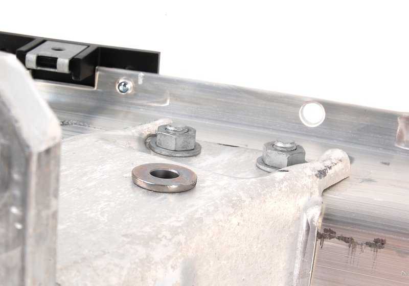 Soporte frontal paragolpes OEM 51117148585 para BMW E60, E60N, E61, E61N. Original BMW.