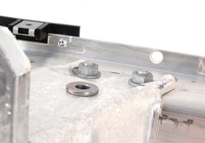 Soporte frontal paragolpes OEM 51117148585 para BMW E60, E60N, E61, E61N. Original BMW.