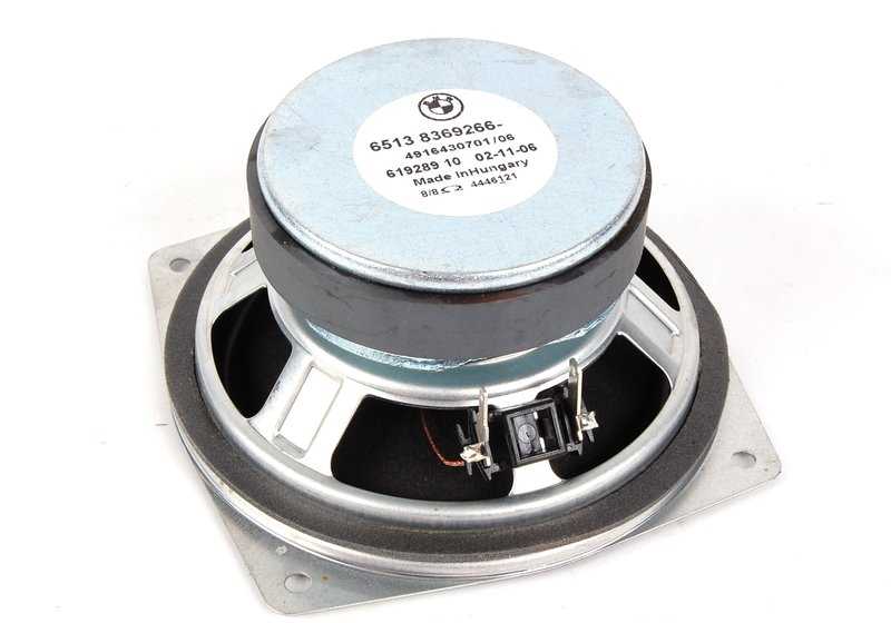 Subwoofer sistema Top Hi-Fi OEM 65138369266 para BMW E39. Mejora el sonido de tu coche con este altavoz de graves original BMW, diseñado para una experiencia de audio premium. Original BMW.