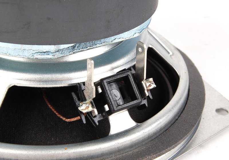 Subwoofer sistema Top Hi-Fi OEM 65138369266 para BMW E39. Mejora el sonido de tu coche con este altavoz de graves original BMW, diseñado para una experiencia de audio premium. Original BMW.