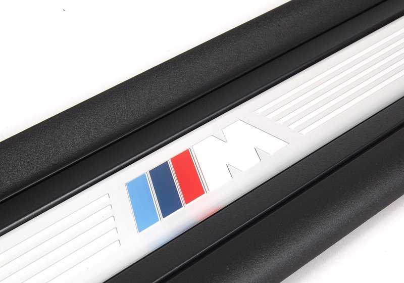 Embellecedor de entrada derecho OEM 51478046478 para BMW E92 y E93. Original BMW.