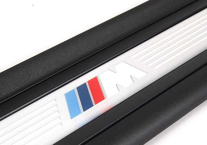 Embellecedor de entrada derecho OEM 51478046478 para BMW E92 y E93. Original BMW.