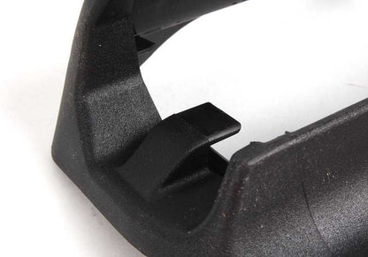 Embellecedor trasero izquierdo OEM 52108270023 para BMW E46, E64, E64N. Pieza original BMW. Ideal para sustituir la moldura lateral del respaldo del asiento trasero. Color negro.