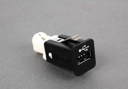 Moldura izquierda OEM 51321904517 para BMW E30. Original BMW.