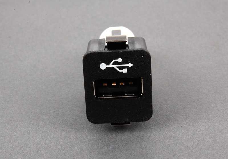 Moldura izquierda OEM 51321904517 para BMW E30. Original BMW.