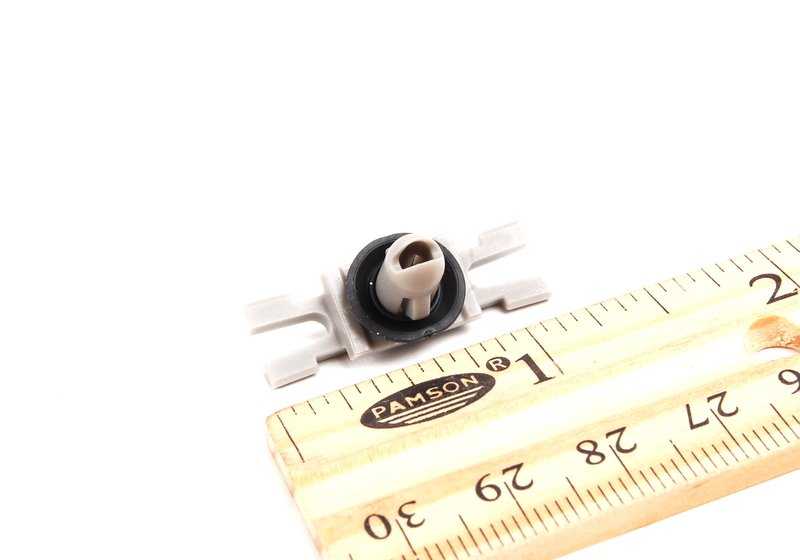 Clip embellecedor marco lateral OEM 51137117240 para BMW E90, E90N, E91, E91N, F30, F30N, F31, F31N, F35, F35N. Original BMW.