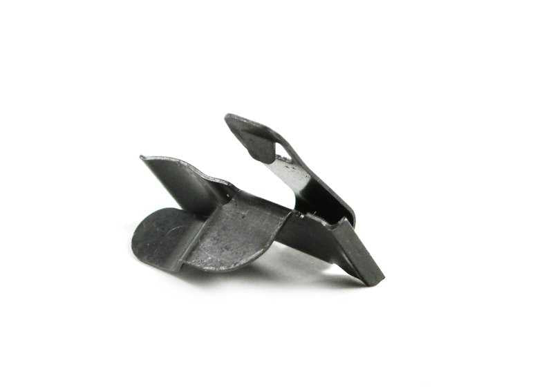 Clip de fijación derecho OEM 51438146710 para BMW E87, F20, F21, E36, E84, F48, i3 I01, F55, F56, R58. Pieza original BMW. Ideal para asegurar paneles interiores y acabados del maletero.
