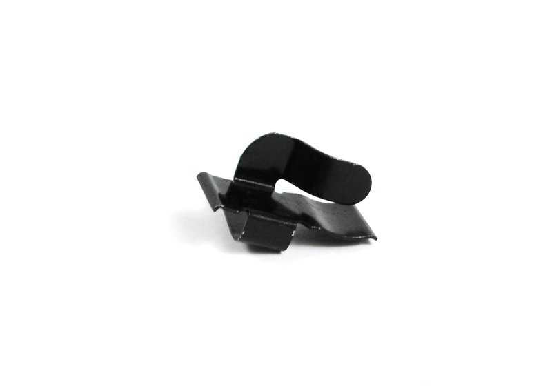 Left clamp for BMW series 1 E87, E87N, F20, F20N, F21, F21N, Series 3 E36, I01, I01N, X1 E84, F48, F48N, X2 F39, U10, MINI F55, F55N, F56, F56E, F56F, F56N , F66, R58 (OEM 51438146709). BMW original
