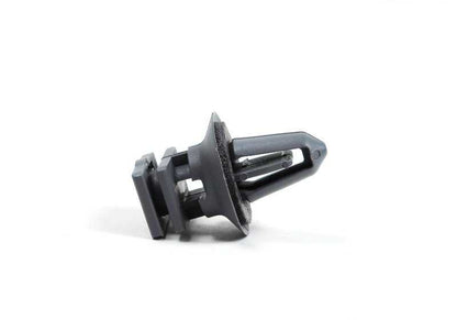 Clip gris pour la série BMW 1 F52, série 2 F45, F46, série 5 F07, F10, F11, F18, F90, G30, G31, G38, série 6 F06, F13N, G32, X1 F48, F49, X2 F39, X5 E53 , Z4 E85, E86, G29 et Mini F54, F55, F56, F60 (OEM 51478262533). BMW d'origine.