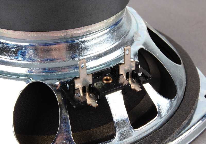 Subwoofer sistema Top-HiFi OEM 65138352453 para BMW Serie 7 E38 (todos los modelos compatibles). Altavoz grave original BMW para mejorar el sonido de fábrica. Ideal para quienes buscan más potencia en el audio.