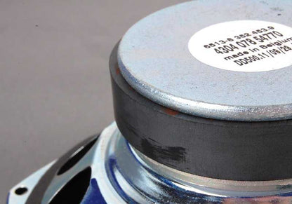Subwoofer sistema Top-HiFi OEM 65138352453 para BMW Serie 7 E38 (todos los modelos compatibles). Altavoz grave original BMW para mejorar el sonido de fábrica. Ideal para quienes buscan más potencia en el audio.