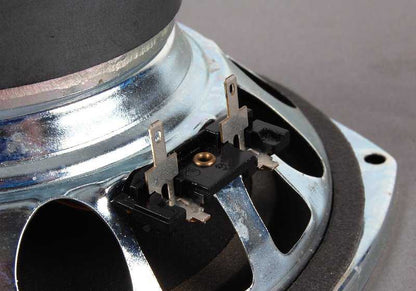 Subwoofer sistema Top-HiFi OEM 65138352453 para BMW Serie 7 E38 (todos los modelos compatibles). Altavoz grave original BMW para mejorar el sonido de fábrica. Ideal para quienes buscan más potencia en el audio.