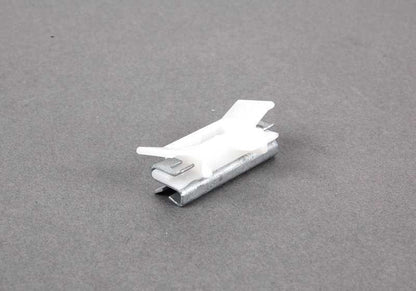 Clip inferior izquierdo OEM 51137145110 para BMW E90, E91. Pieza de fijación original BMW. Ideal para ajustar molduras exteriores o embellecedores laterales.
