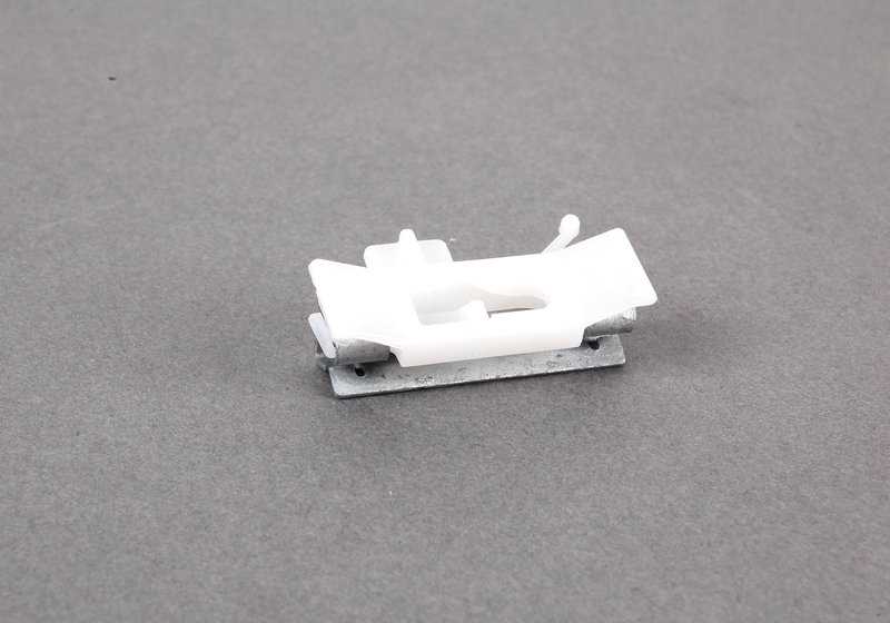 Clip inferior izquierdo OEM 51137145110 para BMW E90, E91. Pieza de fijación original BMW. Ideal para ajustar molduras exteriores o embellecedores laterales.