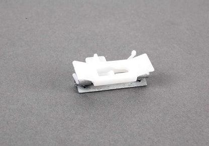 Clip inferior izquierdo OEM 51137145110 para BMW E90, E91. Pieza de fijación original BMW. Ideal para ajustar molduras exteriores o embellecedores laterales.
