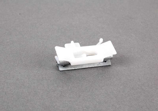 Clip inferior izquierdo OEM 51137145110 para BMW E90, E91. Pieza de fijación original BMW. Ideal para ajustar molduras exteriores o embellecedores laterales.