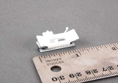 Clip inferior izquierdo OEM 51137145110 para BMW E90, E91. Pieza de fijación original BMW. Ideal para ajustar molduras exteriores o embellecedores laterales.