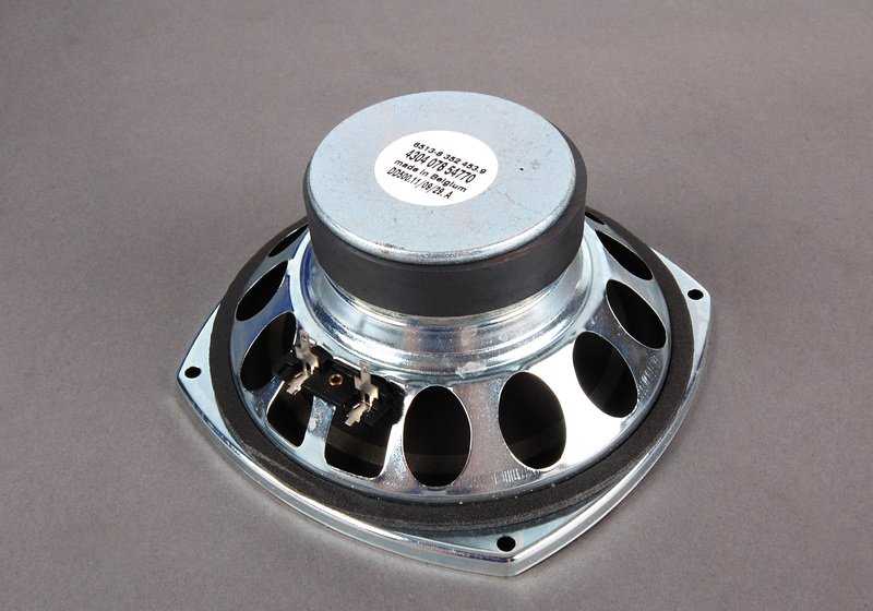 Subwoofer sistema Top-HiFi OEM 65138352453 para BMW Serie 7 E38 (todos los modelos compatibles). Altavoz grave original BMW para mejorar el sonido de fábrica. Ideal para quienes buscan más potencia en el audio.