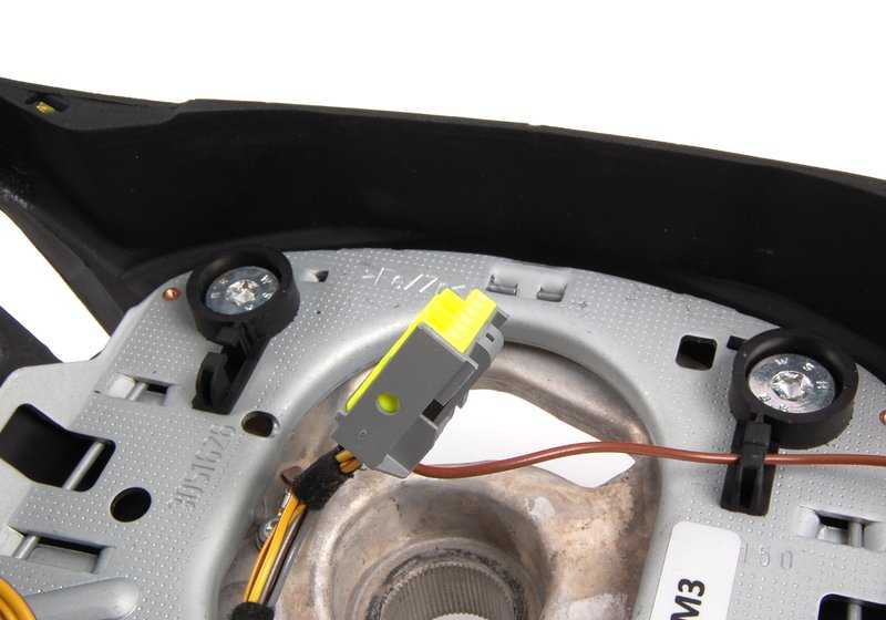 Volante deportivo M Performance II OEM 32302212773 para BMW E90, E90N, E92, E92N, E93, E93N y 1M Coupé con cambio DKG. Revestido en Alcántara con diseño M. Original BMW.