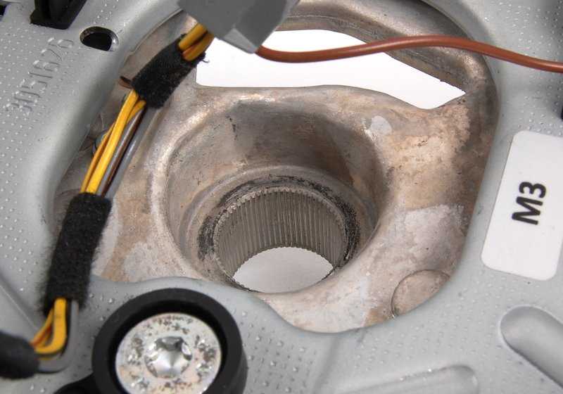 Volante deportivo M Performance II OEM 32302212773 para BMW E90, E90N, E92, E92N, E93, E93N y 1M Coupé con cambio DKG. Revestido en Alcántara con diseño M. Original BMW.