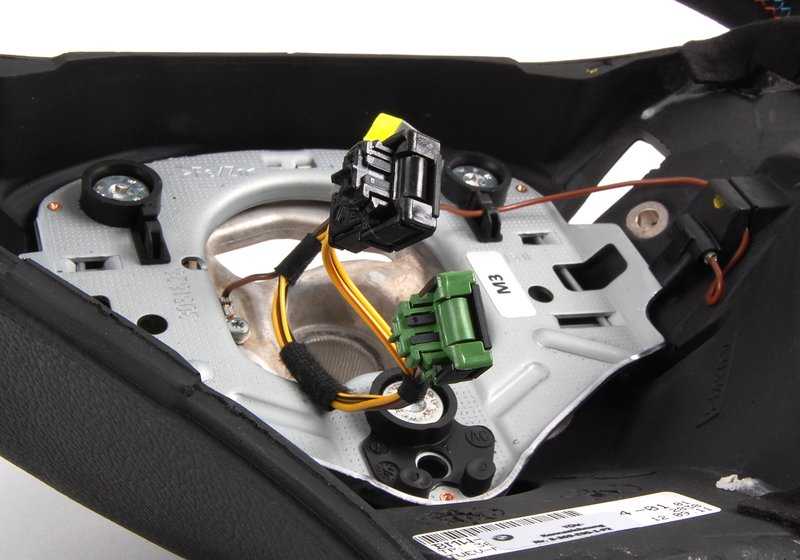 Volante deportivo M Performance II OEM 32302212773 para BMW E90, E90N, E92, E92N, E93, E93N y 1M Coupé con cambio DKG. Revestido en Alcántara con diseño M. Original BMW.