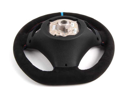 Volante deportivo M Performance II OEM 32302212773 para BMW E90, E90N, E92, E92N, E93, E93N y 1M Coupé con cambio DKG. Revestido en Alcántara con diseño M. Original BMW.