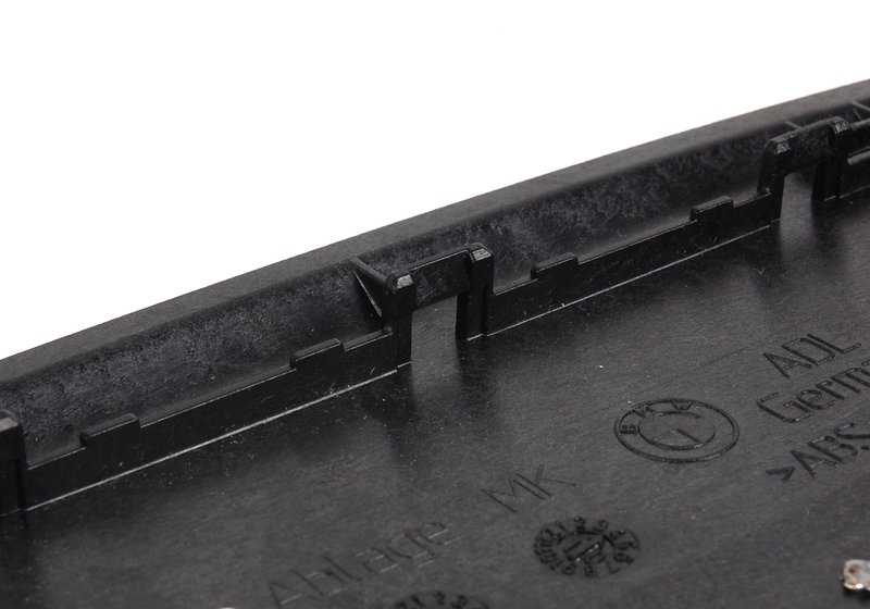 Tapa decorativa aluminio OEM 51169145152 para BMW E90, E91, E92, E93. Compatible con versiones facelift (E90N, E91N, E92N, E93N). Original BMW.