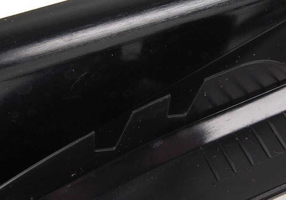 Embellecedor interior umbral trasero izquierdo OEM 51477066629 para BMW E60, E61. Original BMW.