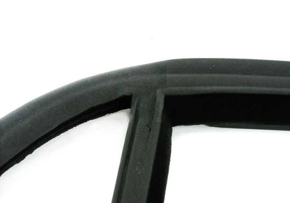 Guía de ventana trasera derecha OEM 51348176588 para BMW E34. Original BMW.