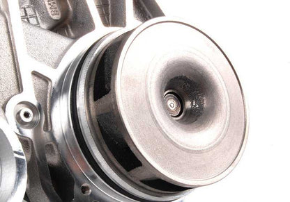 Bomba de agua mecánica OEM 11510393339 para BMW Serie 7 E38 (750i, L7) y Serie 8 E31 (850Ci) con motor M73. Original BMW.