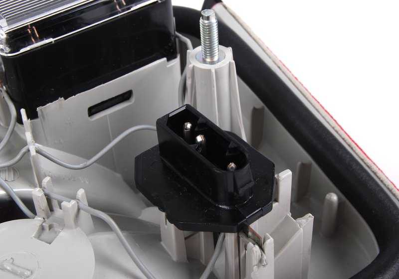 Luz trasera portón trasero derecha para BMW E34 (OEM 63211379398). Original BMW