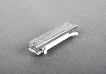 Clip sujeción moldura OEM 51317177029 para BMW E70, E71, E72, F16, F86. Compatible con molduras de cristales y embellecedores. Original BMW.