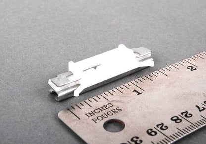 Clip sujeción moldura OEM 51317177029 para BMW E70, E71, E72, F16, F86. Compatible con molduras de cristales y embellecedores. Original BMW.